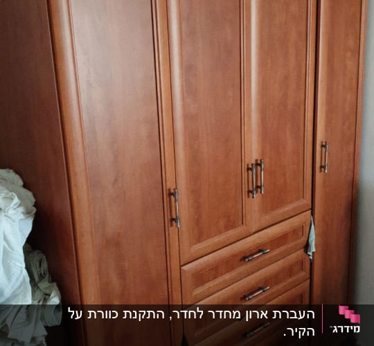 ארון עץ עם דלתות ומגירות, ידיות מתכת